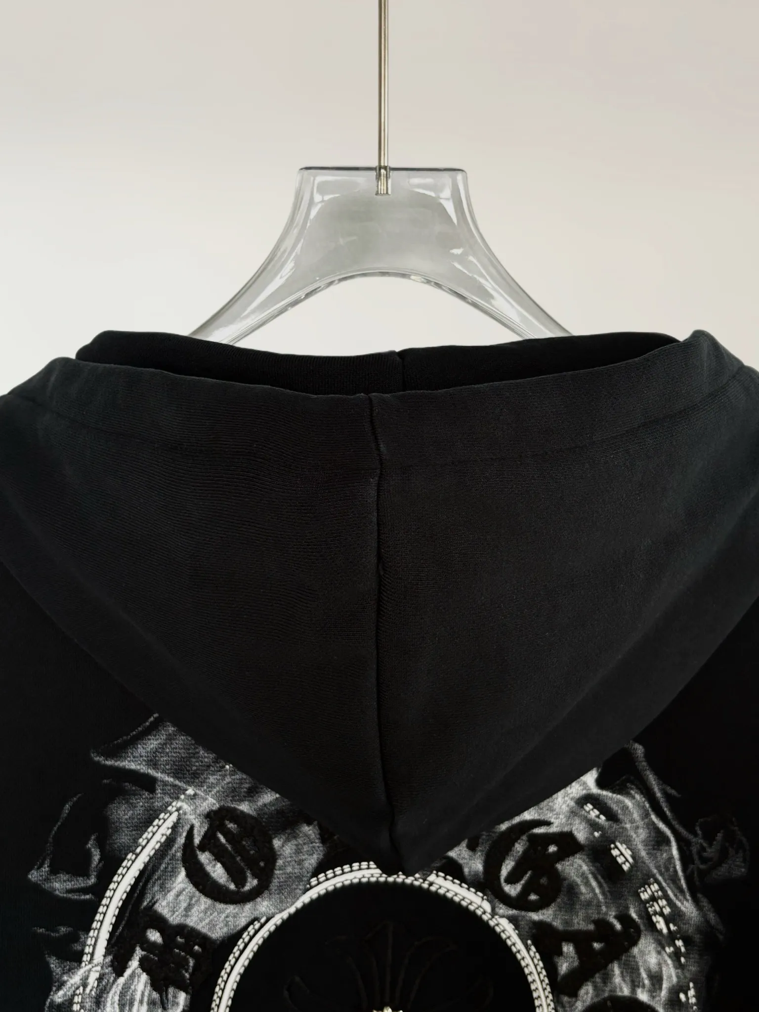 P390 [High Quality] Chrome Hearts Embroidered Horseshoe Rivets🪡+Watermark Letters‼ ️Hooded open-chest sweatshirt *Customized 420g terry cotton fabric, soft, skin-friendly and comfortable *Embroidery process: front horseshoe print + rivet embroidery *A very simple and elegant classic continuation. It is unparalleled in terms of upper body comfort, interpreting your luxury and taste, and creating your fashion style and charm. Three complete standards. Same style for men and women. 𝐂𝐎𝐋𝐎𝐔𝐑: black/light yellow 𝐒𝐈𝐙𝐄: S-XL